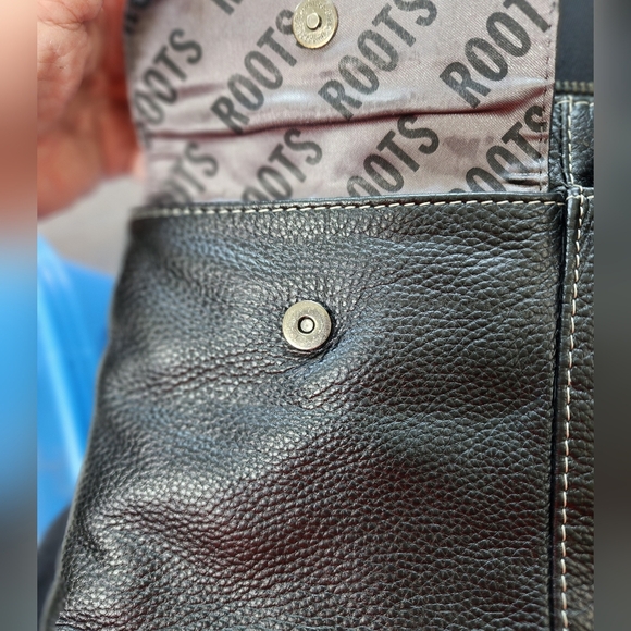 Roots Messenger Leather Bag - Picture 10 of 11